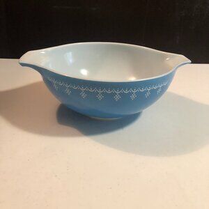 1970s Pyrex Snowflake White Garland Cinderella Mixing bowl, 4 quart